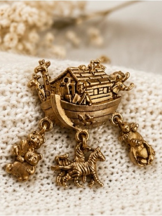 Avon Jewelry - VINTAGE AVON Noah's Ark Brooch
Gold Tone Dangle Charm Pin